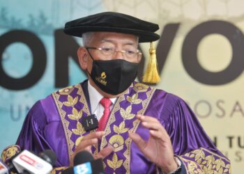 MAHDZIR Khalid ketika ditemui pemberita selepas Majlis Konvokesyen Kolej Universiti Agrosains Malaysia (UCAM) Kali Ke-19 di Nilai, Seremban hari ini. - UTUSAN/MOHD. SHAHJEHAN MAAMIN