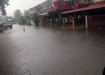 KEADAAN banjir kilat di sekitar Meru dan Kapar di Klang, Selangor, hari ini.