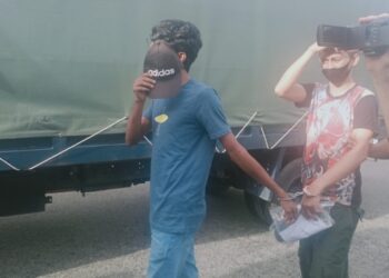 W. James (kiri) dibawa ke Mahkamah Majistret Port Dickson hari ini bagi didakwa atas pertuduhan menceroboh dan mencabul seorang wanita pada minggu lalu.