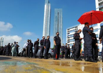 SEBAHAGIAN anggota polis beratur sebelum masuk ke dalam dewan untuk mengundi sempena proses undi awal PRN Johor di Dewan Dato Onn, IPK Johor. - UTUSAN/RAJA JAAFAR ALI