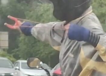 TANGKAP layar daripada video menunjukkan seorang lelaki sedang melastik ke arah sebuah lori di lampu isyarat Amanjaya arah Sungai Lalang, Sungai Petani semalam.