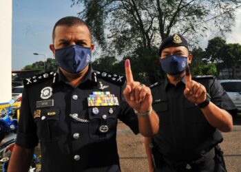 AYOB Khan Mydin Pitchay (kiri) bersama Ketua Polis Daerah Johor Bahru Selatan, Asisten Komisioner Raub Selamat menunjukkan jari mereka yang telah diwarnakan setelah melakukan proses undian awal di Dewan Dato Onn, IPK Johor di Johor Bahru. - UTUSAN/RAJA JAAFAR ALI