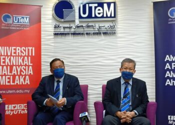 GHAZALI Omar (kanan) bercakap kepada pemberita pada sidang akhbar Majlis Konvokesyen Ke-17 UTeM di Durian Tunggal, Melaka. - UTUSAN/MUHAMMAD SHAHIZAM TAZALI