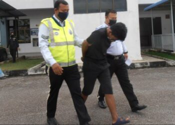 PEMANDU lori (tengah) yang merempuh penunggang motosikal hingga menyebabkan dua kematian direman selama tiga hari setelah dibawa ke Mahkamah Sungai Petani hari ini. - UTUSAN/OTHMAN YAHAYA