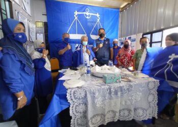 DR. Adham Baba (tiga dari kiri) bersama Hahasrin Hashim (lima dari kanan) menyerahkan bendera BN kepada Salleh Mohd. Yusof selepas pengumuman keluar Bersatu di Pusat Daerah Mengundi (PDM) Pelepah Valley, Batu Ampat di Kota Tinggi. -UTUSAN/MASTURAH SURADI