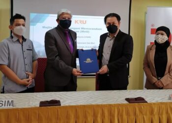 MOHAMED Ridza Wahiddin (dua dari kiri) pada majlis menandatangani MoU bersama Norman Abdul Halim semalam.