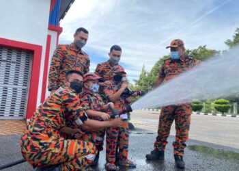 IMPIAN Muhammad Syakir Rendra menjadi seorang anggota bomba tercapai apabila dia diberi peluang 'bertugas' di Balai Bomba dan Penyelamat Sepang, Selangor. - FOTO JBPM SEPANG