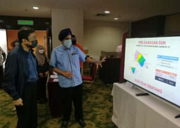 ZAHIDI Zainul Abidin (kiri) mendengar taklimat yang disampaikan ketika mengadakan lawatan ke Pusat Media PRN Johor di Hotel Grand Paragon, Johor Bahru di Johor.