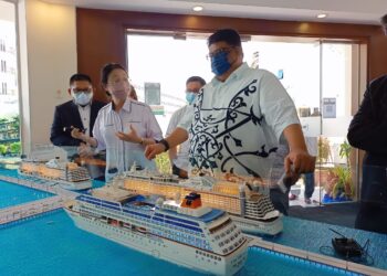 AB. RAUF Yusoh (kanan) melihat model pembangunan MICT ketika melawat projek Melaka Gateway di Pejabat KAJD di Pulau Melaka, Melaka. - UTUSAN/MUHAMMAD SHAHIZAM TAZALI