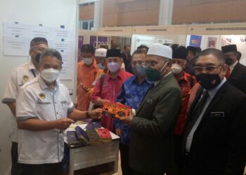 IDRIS Ahmad meninjau gerai sempena Konvensyen Koperasi Kariah Masjid Peringkat Kebangsaan di Hotel Movenpick KLIA, Sepang, hari ini. – UTUSAN/AMREE AHMAD