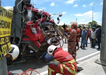 PASUKAN bomba menyelamatkan mangsa yang tersepit akibat merempuh sebuah lori kontena dekat susur keluar dari Lebuhraya Kesas ke Jalan Kebun di Shah Alam, Selangor, hari ini.