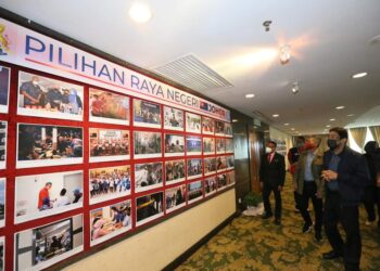 ZAHIDI Zainul Abidin (kanan) meninjau pusat operasi Bernama di Hotel Grand Paragon, Johor Bahru, di sini.