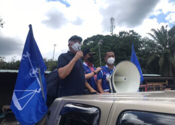 NAJIB Tun Razak mengadakan walkabout bersama calon BN Gambir, Sahrihan Jani (kanan) di Pekan Bukit Gambir, Tangkak, hari ini. -UTUSAN/NUR ALINA HASSAN
