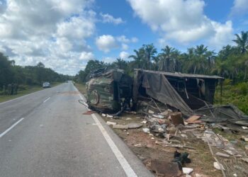 KEADAAN lori ATM yang terbalik setelah terlibat kemalangan sehingga mengorbankan seorang anggota tentera di Kilometer 16 Jalan Penawar-Punggai, Kota Tinggi.