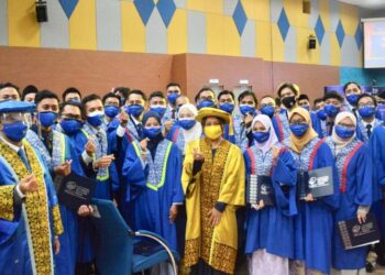 TUANKU Hajah Lailatul Shahreen Akashah Khalil (tengah) bergambar bersama graduan dalam sidang ke-8 Istiadat Konvokesyen Unimap Ke-15 di Dewan Ilmu, Kampus Alam Unimap Pauh Putra, Arau, Perlis, semalam.- UTUSAN