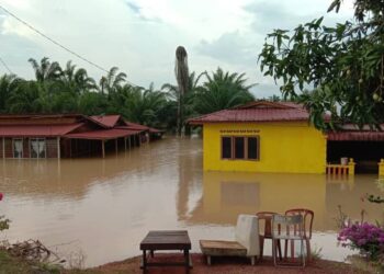 SEBUAH rumah di Jasin, Melaka yang digenangi bah susulan hujan lebat berterusan sejak Isnin lalu. - UTUSAN/DIYANATUL ATIQAH ZAKARYA