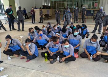 ANTARA warga asing yang ditahan Imigresen di sebuah universiti swasta ternama di Semenyih, Selangor. - JIM