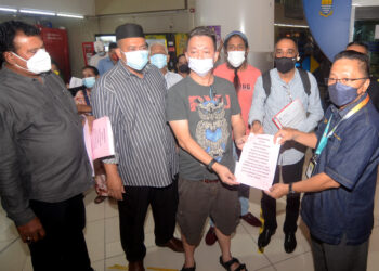 WAKIL penduduk yang mendakwa menjadi mangsa penipuan proses membeli rumah mampu milik menyerahkan memorandum kepada wakil pejabat Ketua Menteri Pulau Pinang di Komtar, Georgetown hari ini.