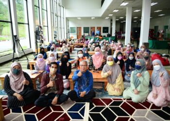 SEBAHAGIAN pelajar dan tenaga pengajar yang hadir pada sesi kuliah secara langsung program Asasi Sains di UMK Jeli semalam.