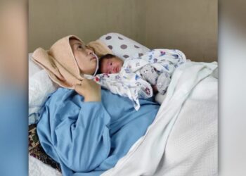 JAHIDAH Nordin disisi bayi lelakinya, J Eshan Nufail sebelum dimasukkan ke hospital akhir bulan Januari lalu.