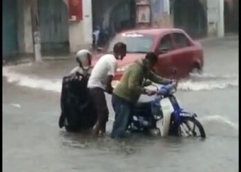 TANGKAP layar video keadaan banjir yang melanda pekan Batu Gajah semalam.  - UTUSAN/MEDIA SOSIAL