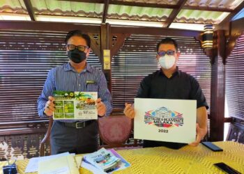 MUHAMMAD JAILANI Khamis (kanan) memegang poster program merancakkan kembali sektor pelancongan Melaka 2022 ketika sidang akhbar di Ayer Keroh, Melaka. - UTUSAN/DIYANATUL ATIQAH ZAKARYA
