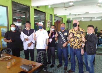 MUKHRIZ Mahathir (tiga kiri) bergambar bersama penduduk ketika melawat sekitar Taman Suria, Johor Bahru.