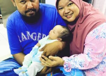 ZATIL AQMAR Zabudin dan suami, Mohd. Razali Che Ngah bersama anak angkat mereka yang diberi nama Adam Faiz di kediaman mereka di Taman Temerloh Makmur di Temerloh, Pahang. - UTUSAN/SALEHUDIN MAT RASAD