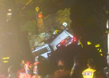 PASUKAN penyelamat menjalankan operasi dalam kejadian tanah runtuh di Taman Bukit Permai.