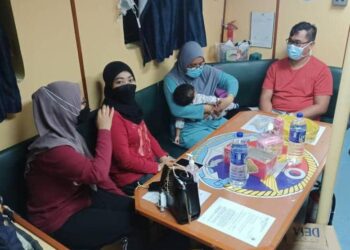 BAYI berusia 11 bulan dari Pulau Redang didukung ahli keluarganya ketika menaiki KM Nusa bagi dibawa ke Hospital Sultanah Nur Zahirah (HSNZ) di Kuala Terengganu, semalam.