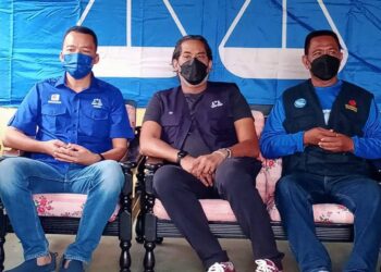 KHAIRY Jamaluddin (tengah) bersama-sama Anuar Manap (kiri) turun padang berkempen menyantuni penduduk setempat di Kampung Tengah, Segamat.