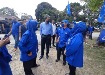 MOHAMAD Hassan (tengah) ketika hadir pada majlis ramah mesra di PDM Kampung Lukut, Kota Tinggi.