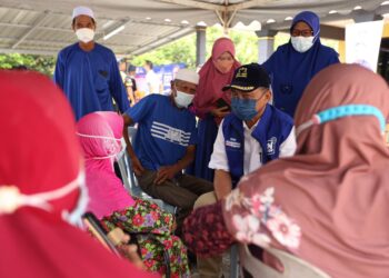 HASNI Mohammad meluangkan masa bertemu penduduk di Kampung Parit Haji Mohamed di Benut,
Pontian.