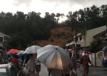 KEJADIAN tanah runtuh di Taman Bukit Permai, Ampang.