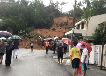 KEJADIAN tanah runtuh di Taman Bukit Permai, Ampang.