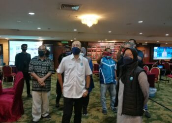 MUKHRIZ Mahahthir (tengah) melawat Pusat Media PRN Johor di Hotel Grand Paragon, Johor Bahru