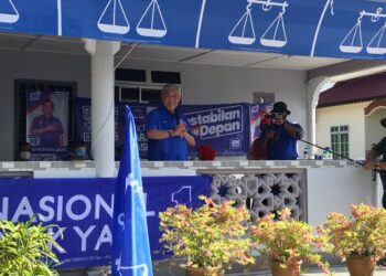 AHMAD Zahid Hamidi ketika berucap pada majlis Ramah Mesra Presiden bersama Pengundi di PDM Sawah Ring DUN Gambir, Tangkak. - UTUSAN/NUR ALINA HASSAN