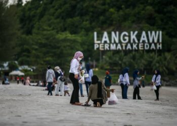 Keluaran Dalam Negara Kasar (KDNK) bagi suku kedua tahun ini diunjurkan berkembang kepada 5.5 peratus, berikutan manfaat daripada peralihan negara ke fasa endemik dan pembukaan sempadan negara. - GAMBAR HIASAN