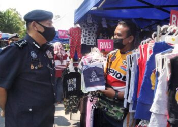 MIOR Faridalatrash Wahid bertemu peniaga pada Program High Profile Policing di pasar pagi Sungai Bayor, Selama dekat Larut hari ini. - UTUSAN/WAT KAMAL ABAS