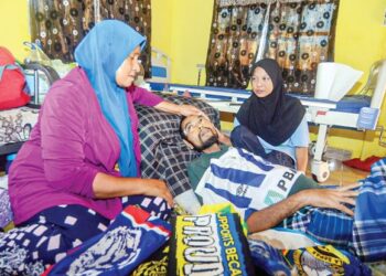 Mohd. Firdaus Ariffen dari Nibong Tebal, Pulau Pinang berdepan ujian hebat apabila disahkan mengalami masalah jantung membengkak sehingga tidak berupaya bangkit dan berjalan hampir setahun lalu.