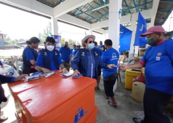 AZALINA Othman Said (dua kanan) ketika hadir pada program sumbangan tong ikan kepada nelayan di Jeti Sungai Musoh, Kota Tinggi di sini.