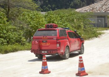 KENDERAAN Unit Anjing Pengesan (K9) memasuki kawasan kejadian runtuhan batu di tapak kuari dekat Keramat Pulai, Jalan Simpang Pulai - Cameron Highlands hari ini. - UTUSAN/ZULFACHRI ZULKIFLI