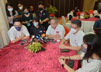 LIM Kit Siang (duduk, tengah) pada sidang akhbar di Hotel Le Grandeur, Senai, Johor.