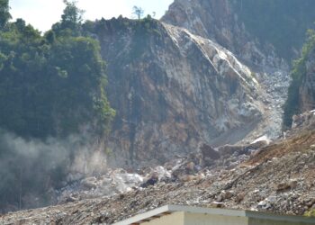 OPERASI mencari dan menyelamat dua mangsa yang tertimbus runtuhan batu di tapak kuari dekat Keramat Pulai, Jalan Simpang Pulai - Cameron Highlands di Ipoh hari ini.  - UTUSAN/ZULFACHRI ZULKIFLI