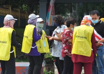 PETUGAS SPR membantu orang ramai pada PRN Johor di SMK Permas Jaya, Bandar Baru Permas Jaya. - UTUSAN/RAJA JAAFAR ALI