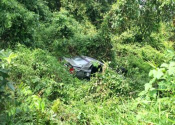 PROTON Waja tercampak ke dalam semak selepas merempuh dua kenderaan dalam kemalangan di Jalan Tengku Mizan di Kampung Bukit Tunggal di Kuala Terengganu hari ini.