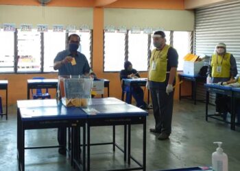 MOHAMED Khaled Nordin selesai mengundi bagi DUN Permas di Pusat Mengundi SK Taman Rinting 1, Pasir Gudang di Johor.