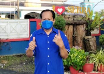 AHMAD Maslan menunjukkan jari yang telah diwarnakan setelah selesai mengundi di SK Seri Bahagia di Benut, Pontian.