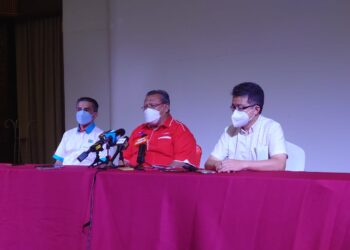 AMINOLHUDA Hassan (tengah) bersama Liew Chin Tong dan Syed Ibrahim Syed Noh pada sidang akhbar di Pusat Operasi PH di Senai, Johor.