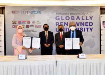 Tengku Ahmad Badli Shah (depan kanan)  mempamerkan MoU bersama Salmiah (kiri) sambil diperhati Ibrahim Shah (belakang kiri) dan Yunos.
ABDUL RAZAK IDRIS